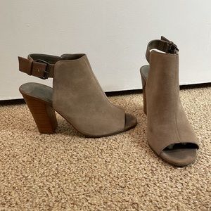 TAHARI gray suede heels, sz 8.5 LIKE NEW